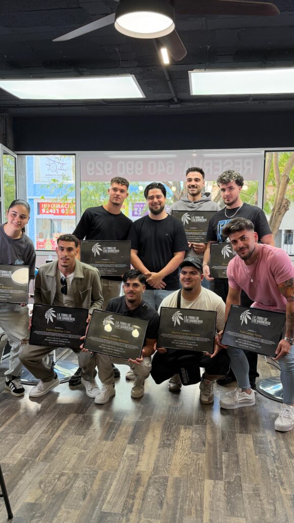 Personas que han terminado el curso de barberia.