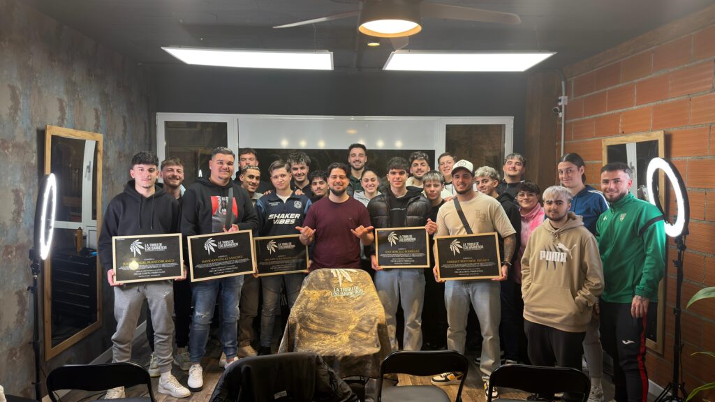 Alumnos de perfeccionamiento graduandose tras finalizar el curso en La Tribu de los Barberos.