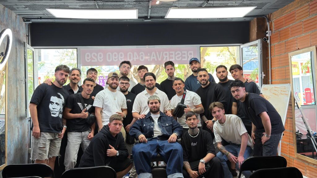 Barberos profesionales tras terminar el curso en la academia de don benito con Pau Puertas. Un referente internacional del sector.