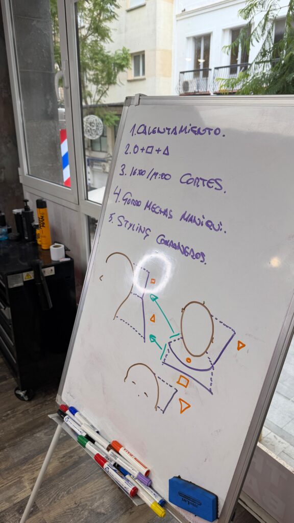 Pizarra con tecnica de corte.